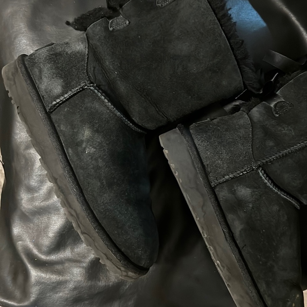 Short black Uggs with bows